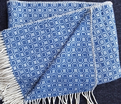 Click to see close-up Single Rosenkransen blanket in blue
