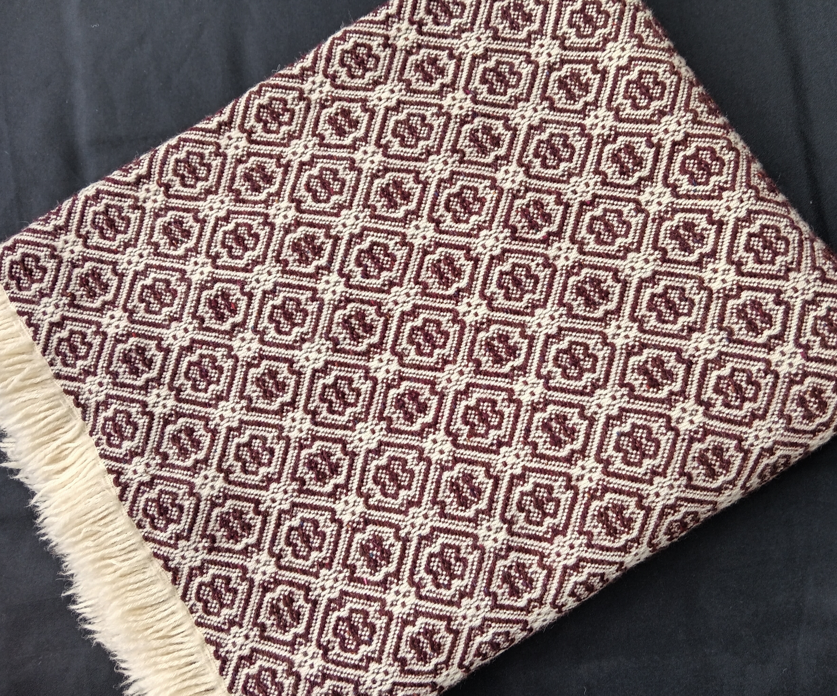Click to see close-up double_rosenkransen_burgundy.jpg